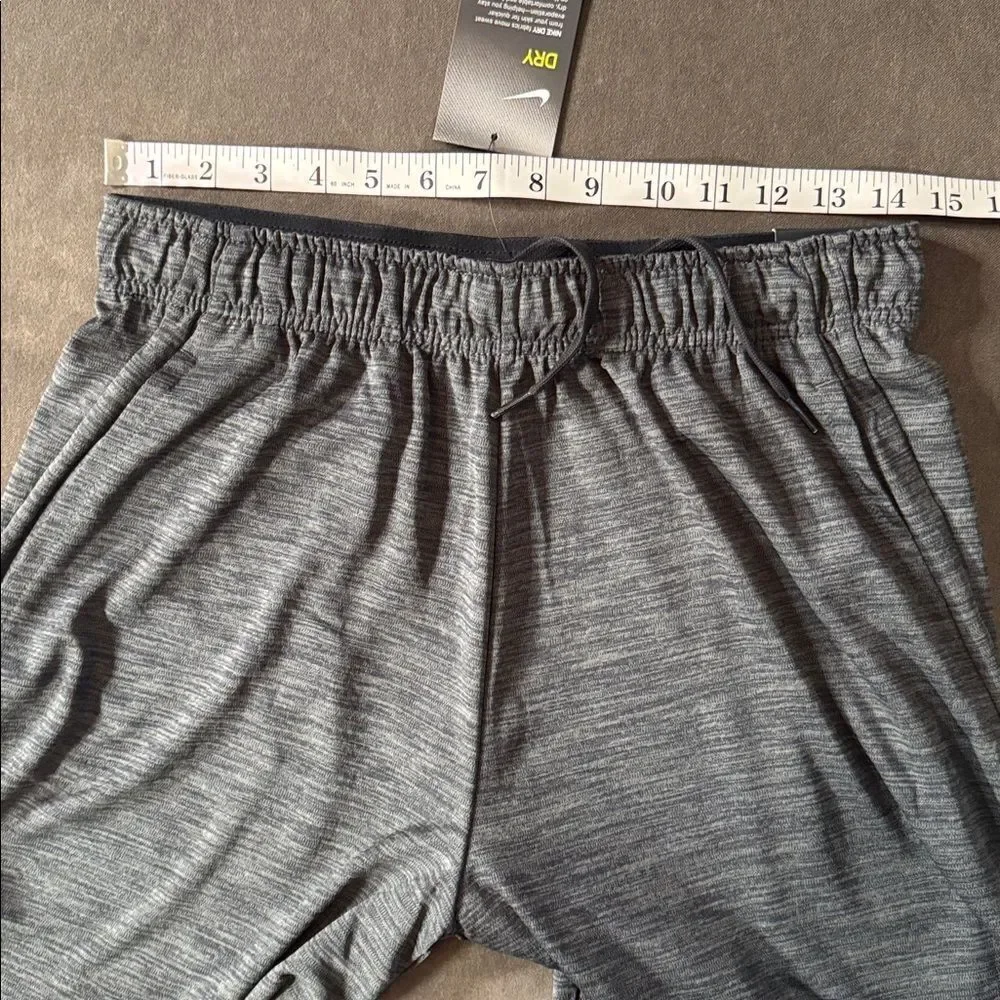 Nike Dry Men’s Gray Training Shorts Standard Fit Size M NWT